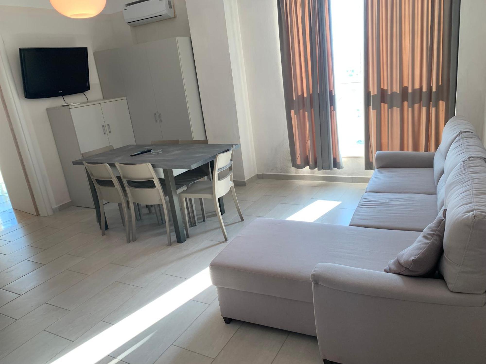 Guest - Sea Breeze Apartments Саранде Екстериор снимка